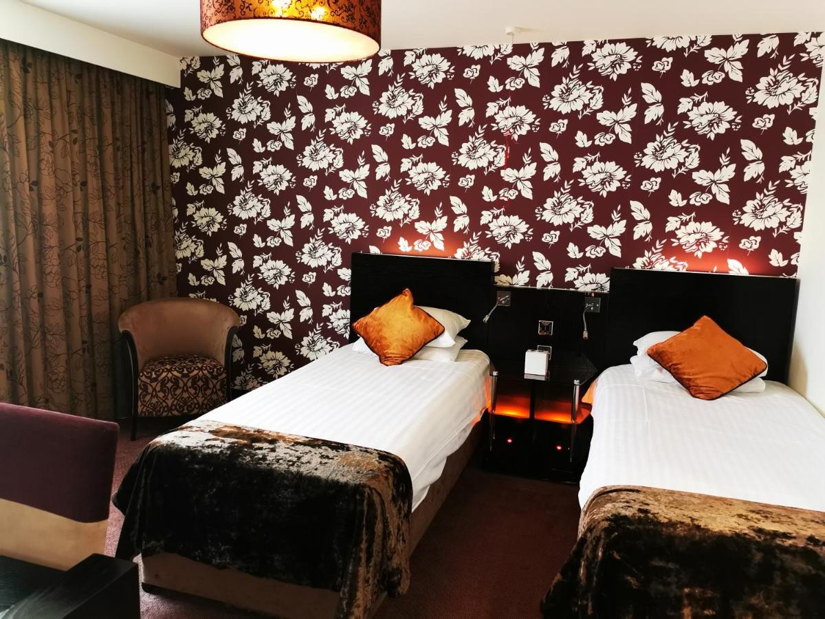 The Bluebell Hotel Neath Exteriér fotografie